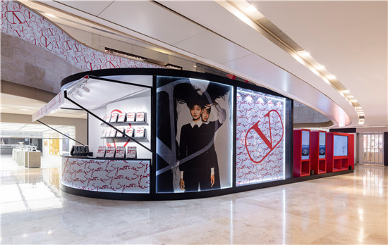 秦岚亮相Valentino华伦天奴南京德基广场限时艺术空间_fororder_图片11