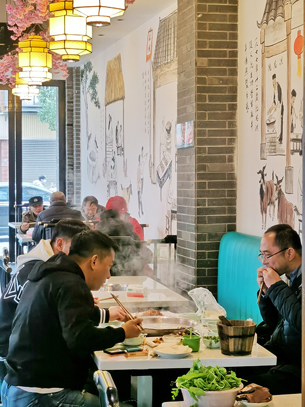 这个冬天 到成都双流黄甲吃羊肉开表演_fororder_市民们正在品尝美味的麻羊肉-摄影-刘杰