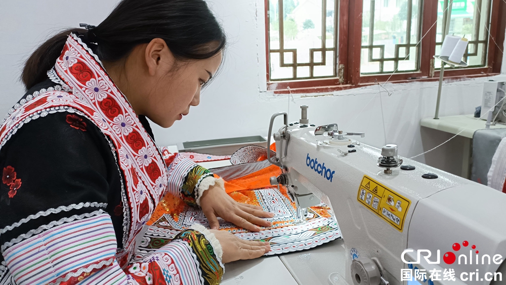 （原创）【2021共舞长江经济带】贵州黔西化屋村：见证乌江源绿色发展的苗族村落_fororder_锦绣计划在化屋，苗族村民实现了家门口就业。