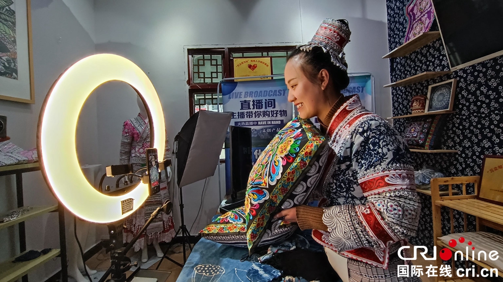 （原创）【2021共舞长江经济带】贵州黔西化屋村：见证乌江源绿色发展的苗族村落_fororder_电商直播助推苗绣工艺品走出大山。
