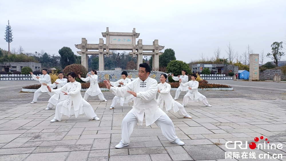 （原創）【2021共舞長江經濟帶】貴州修文：“中國陽明文化園”弘揚“陽明心學”_fororder_12月18日，市民在陽明文化園前練太極。