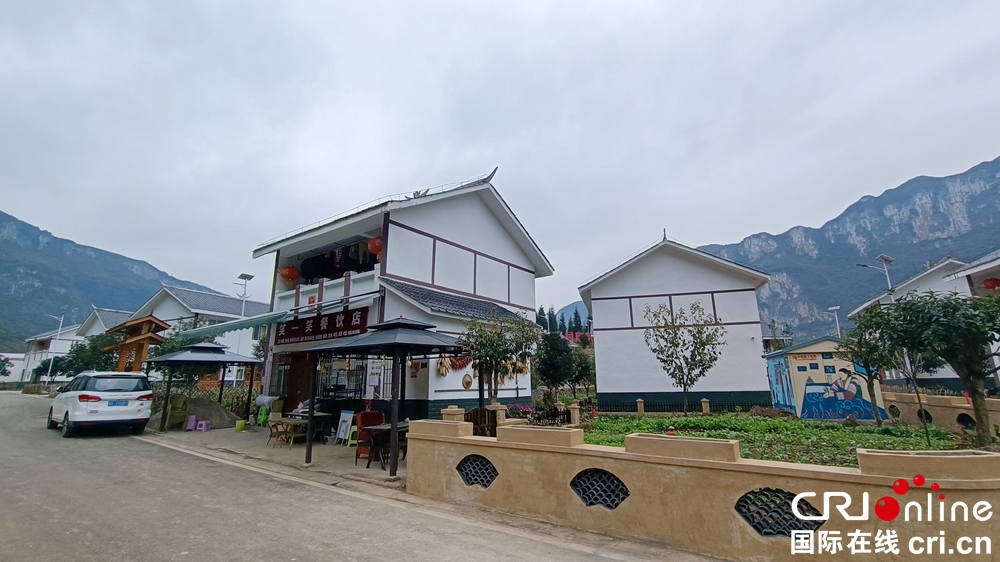 （原创）【2021共舞长江经济带】贵州黔西化屋村：见证乌江源绿色发展的苗族村落_fororder_化屋村的独栋移民安置房配套齐全。