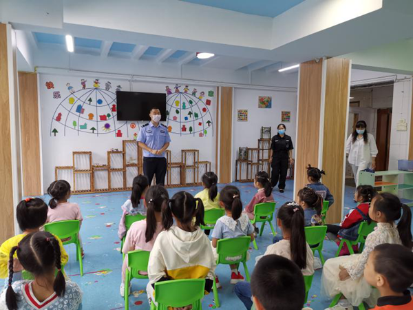 【B】萌娃返园开学日 重庆警方撑起校园平安盾