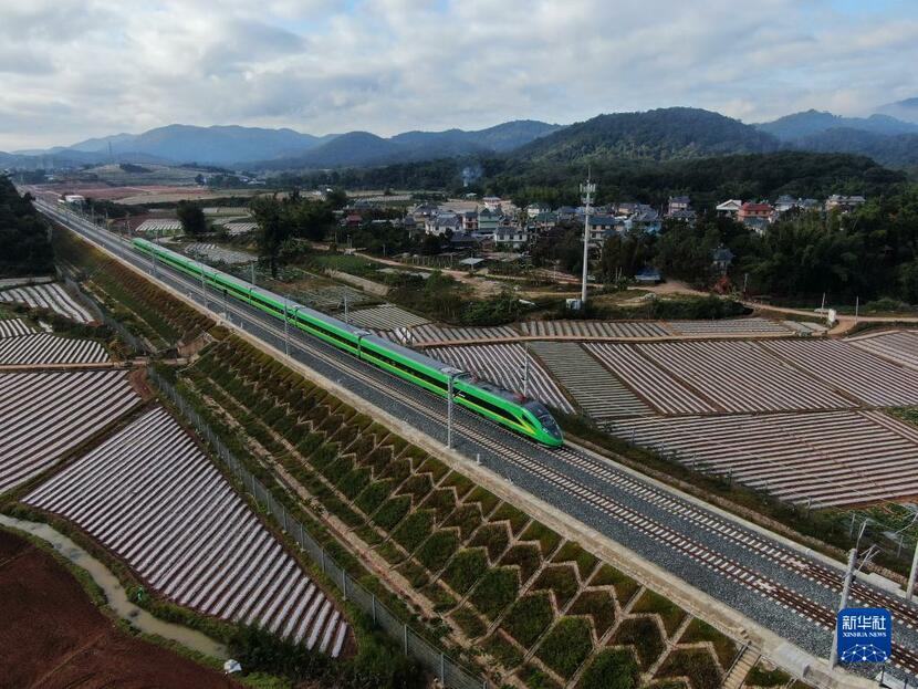 Tuyến đường sắt Trung – Lào đưa vào hoạt động “đầy tháng” – Việc vận chuyển hành khách và hàng hóa cho hiệu quả ban đầu_fororder_many20220104