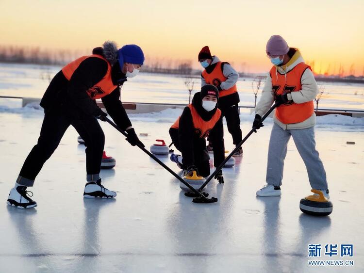 黑龙江工商学院开展特色校园冰雪体育运动
