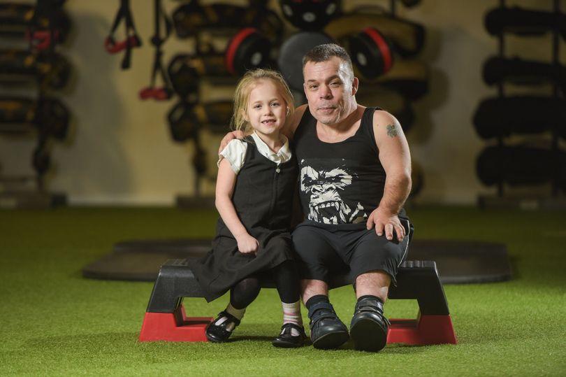 震撼!身高1.1米的侏儒患者举97.5公斤破世界纪录