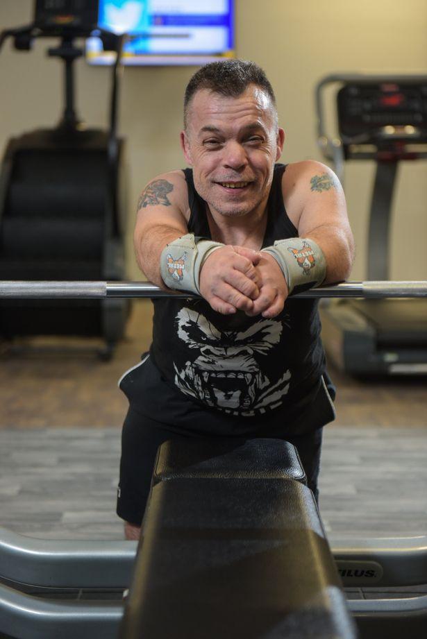 震撼!身高1.1米的侏儒患者举97.5公斤破世界纪录