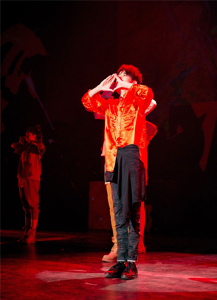 图片默认标题_fororder_易烊千玺酷劲十足