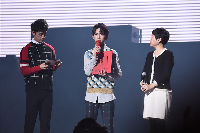 图片默认标题_fororder_易烊千玺生日会启动爱心基金