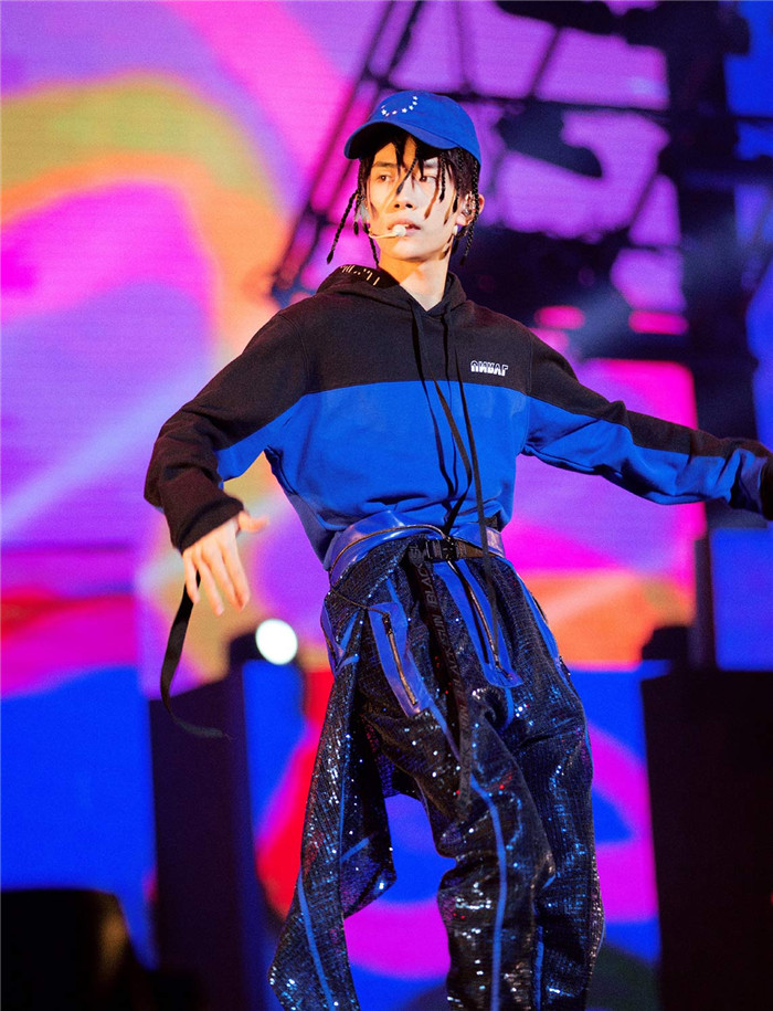 图片默认标题_fororder_易烊千玺脏辫造型