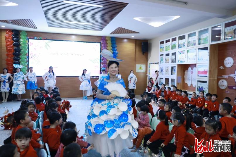 石家莊市裕華區第六幼兒園舉行“迎新年 穿新衣”環保時裝秀