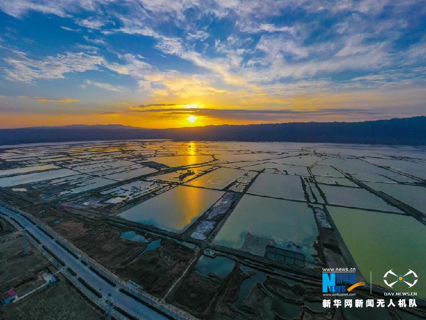 【“飞阅”中国】山西运城：冬日里的多彩盐湖