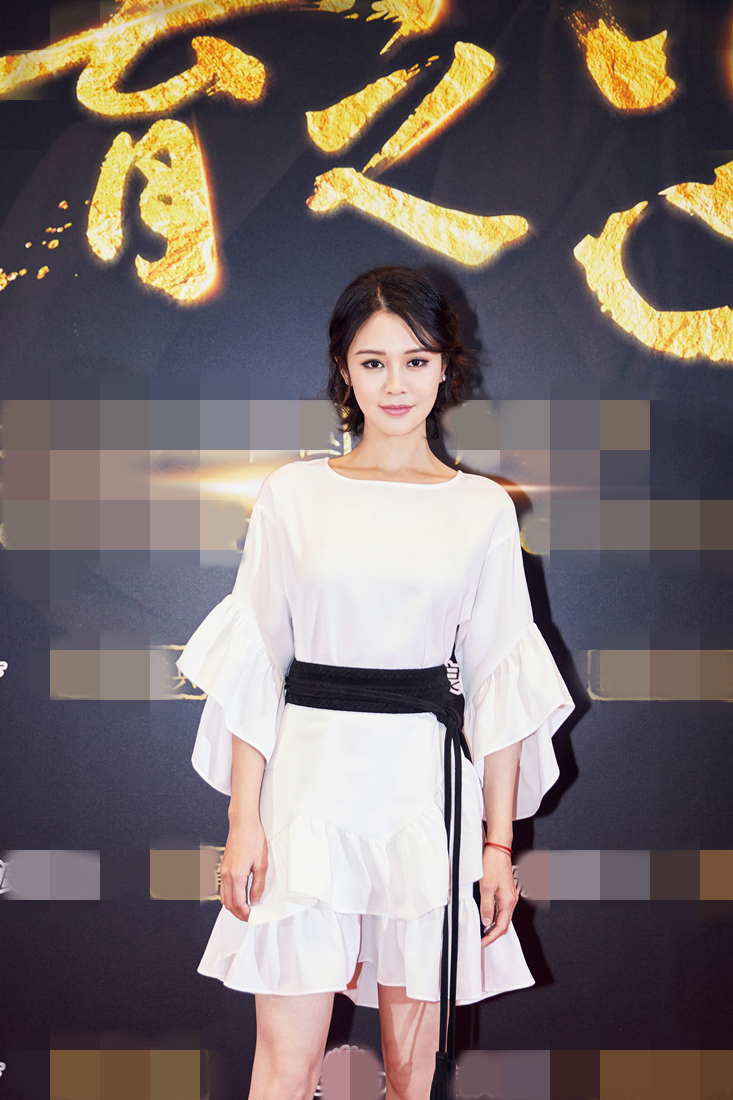 关悦短发白裙气质优雅 获教育公益先锋奖