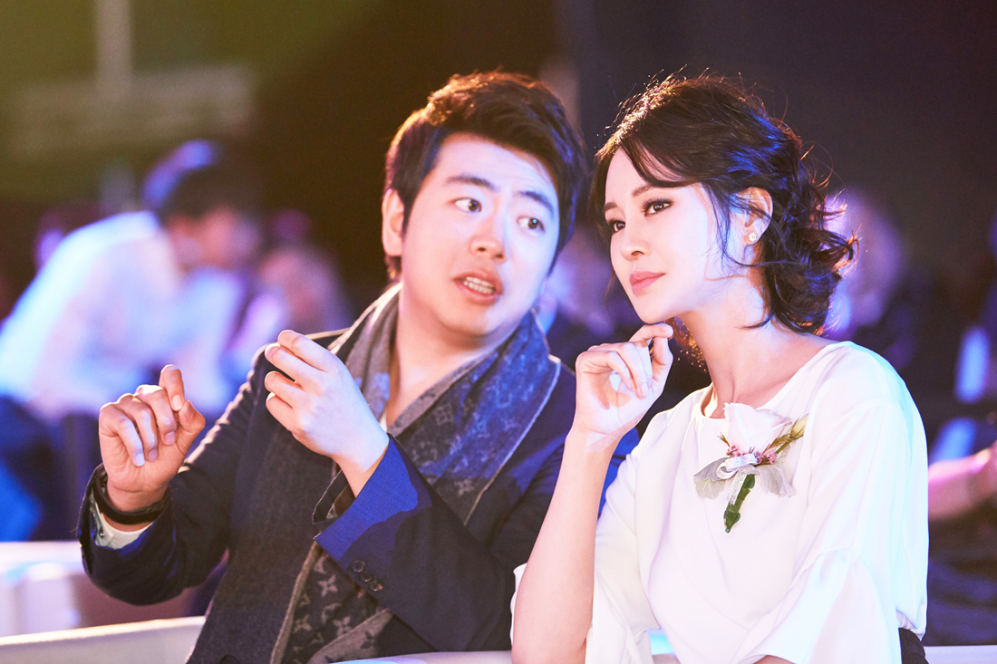 关悦短发白裙气质优雅 获教育公益先锋奖