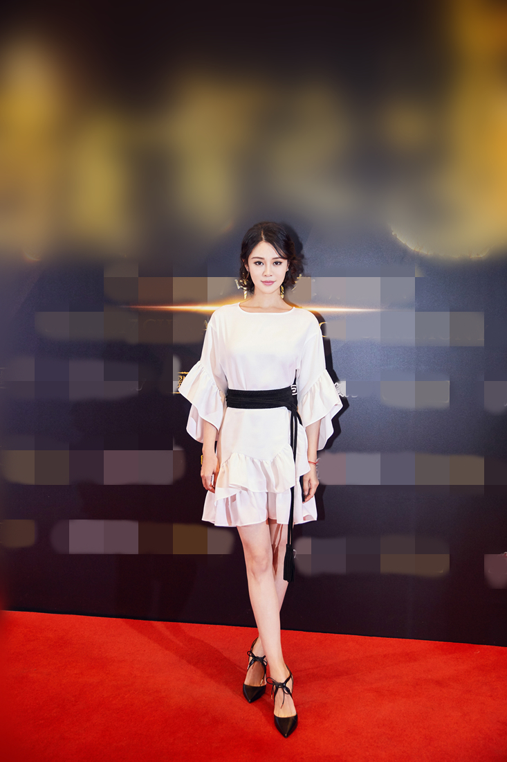 关悦短发白裙气质优雅 获教育公益先锋奖