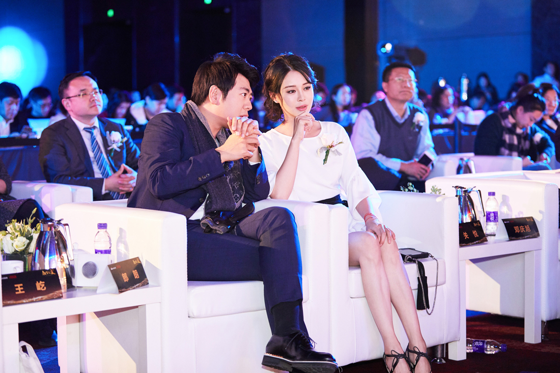 关悦短发白裙气质优雅 获教育公益先锋奖