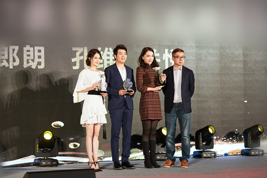 关悦短发白裙气质优雅 获教育公益先锋奖