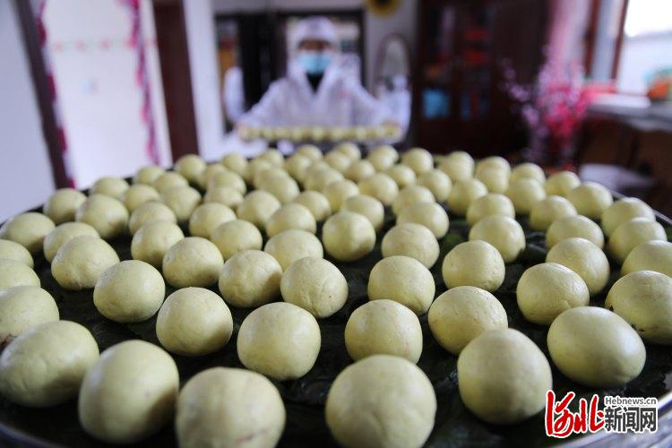 河北宽城满族自治县蒸豆包迎新年