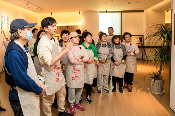 首届“恭和油画作品展”开幕 恭和家园以社群实践文化养老