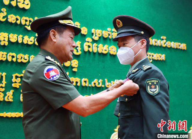 Cam-pu-chia trao huân chương cho nhóm chuyên gia Trung Quốc viện trợ trường quân sự Cam-pu-chia_fororder_3bf33a87e950352a95ce20f47e2154fbb3118b0e
