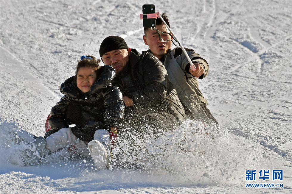 山东烟台：全民滑雪热 欢乐冰雪季