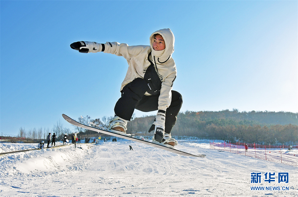 山东烟台：全民滑雪热 欢乐冰雪季