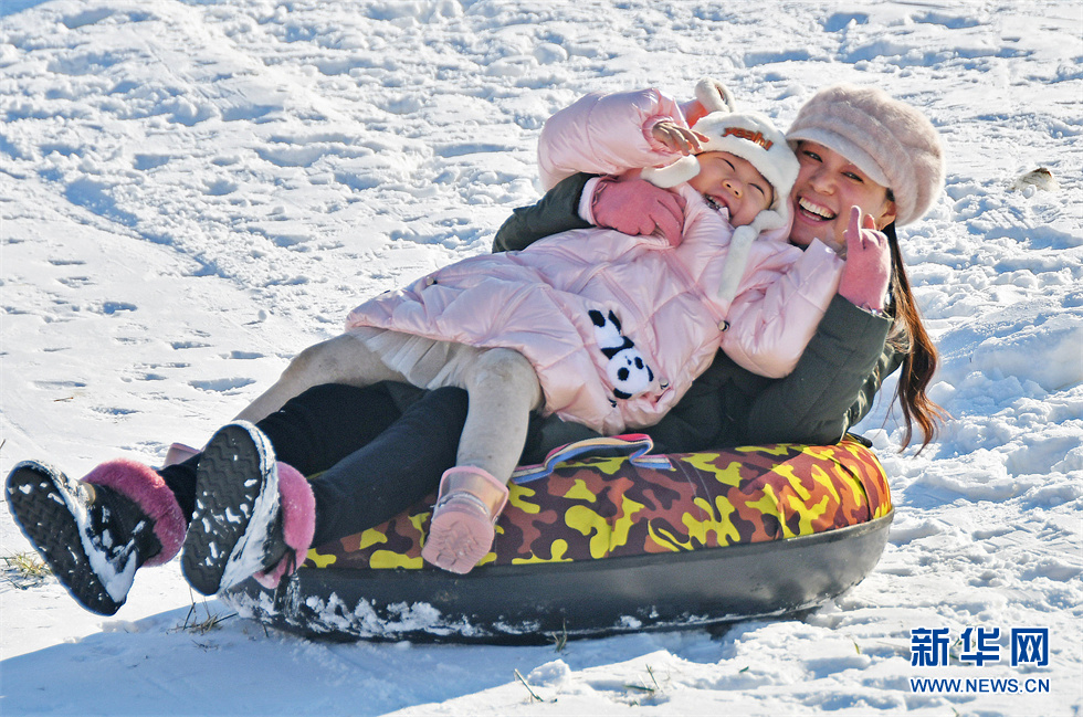 山东烟台：全民滑雪热 欢乐冰雪季