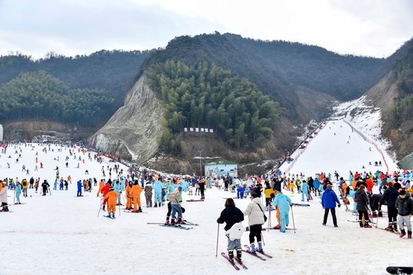 Tonglu Ski Resort Popular During Holiday