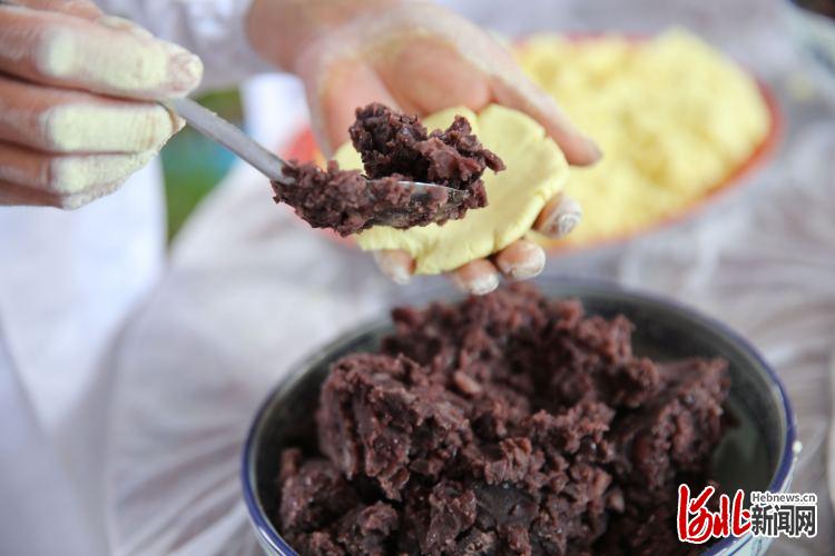 河北宽城满族自治县：蒸豆包 迎新年