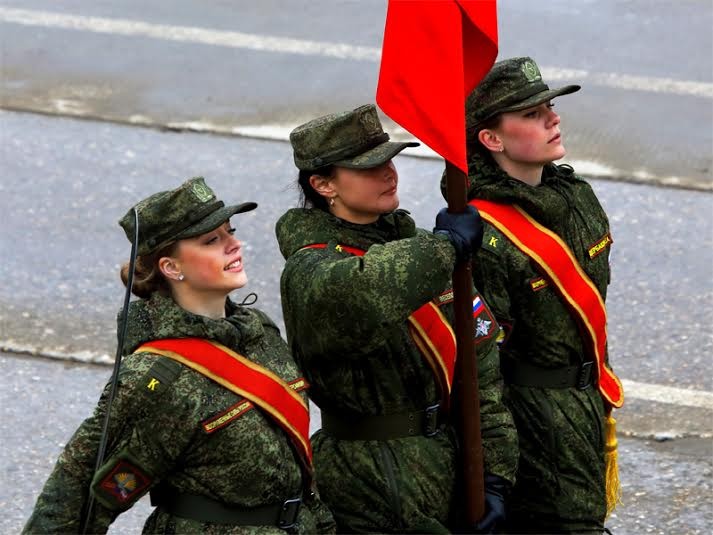 俄罗斯阅兵彩排女兵精神抖擞