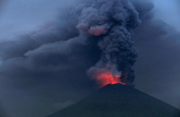 此次火山喷发引发的航班取消达400多个 造成至少12万名游客滞留巴厘岛_fororder_GLfc-fypceiq6755093