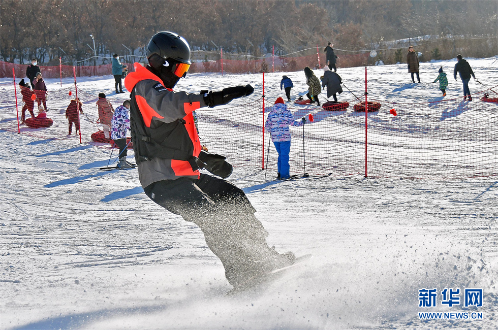 山东烟台：全民滑雪热 欢乐冰雪季