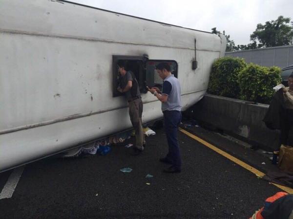 台灣一載有大陸游客的遊覽車翻車：26人受傷送醫