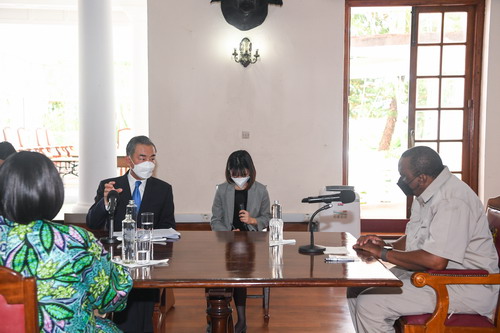 Shugaban kasar Kenya ya gana da ministan harkokin wajen kasar Sin_fororder_220107-A1-Kenya
