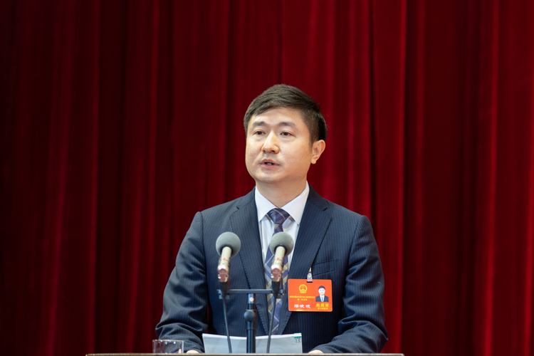 锦江区委副书记,区长缪晓波代表区人民政府向大会作的《政府工作报告