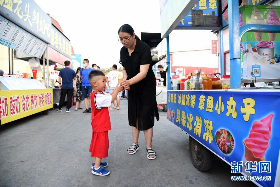 济南最大地摊环联夜市成“网红打卡地”