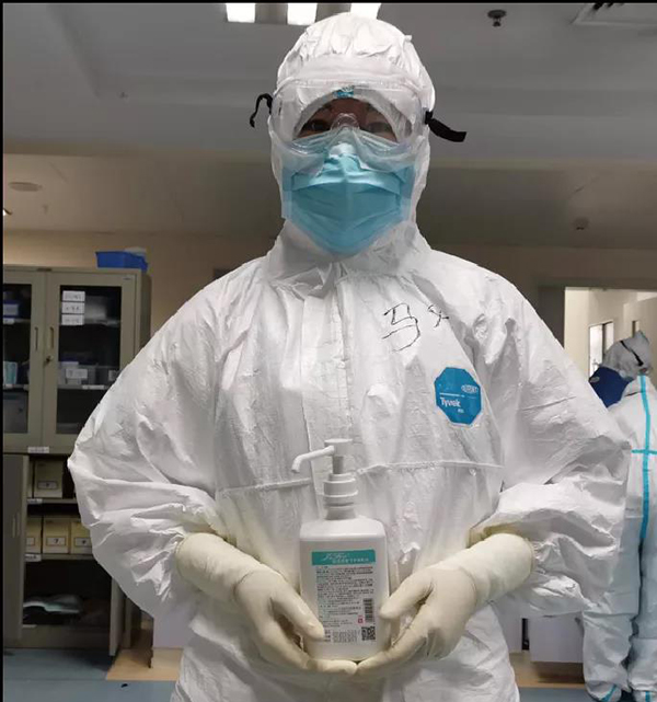 成都广大党员干部永葆初心 让红色基因代代相传_fororder_身穿医护防护服的马欢