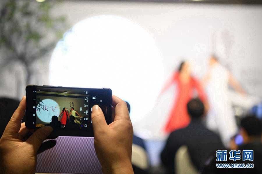 【焦点图】重庆举办中国现代诗歌名家分享会:鲁奖诗人“为你读诗” 【焦点图】重庆举办中国现代诗歌名家分享会:鲁奖诗人“为你读诗”