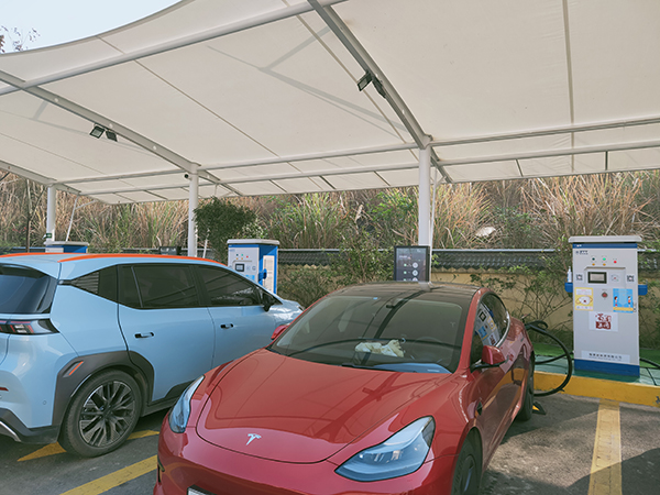 2021年四川省高速公路服务区充电桩建设成效显著_fororder_正在使用充电桩的新能源车