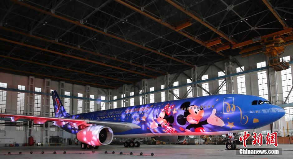 上海迪士尼度假區主題彩繪飛機亮相