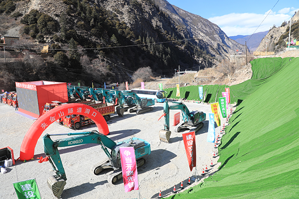 国道351线夹金山隧道建设开工_fororder_开工现场-供图-四川省交通厅