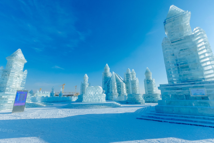 流光溢彩的冰雪王国邀您来赏第二十三届哈尔滨冰雪大世界开园迎客