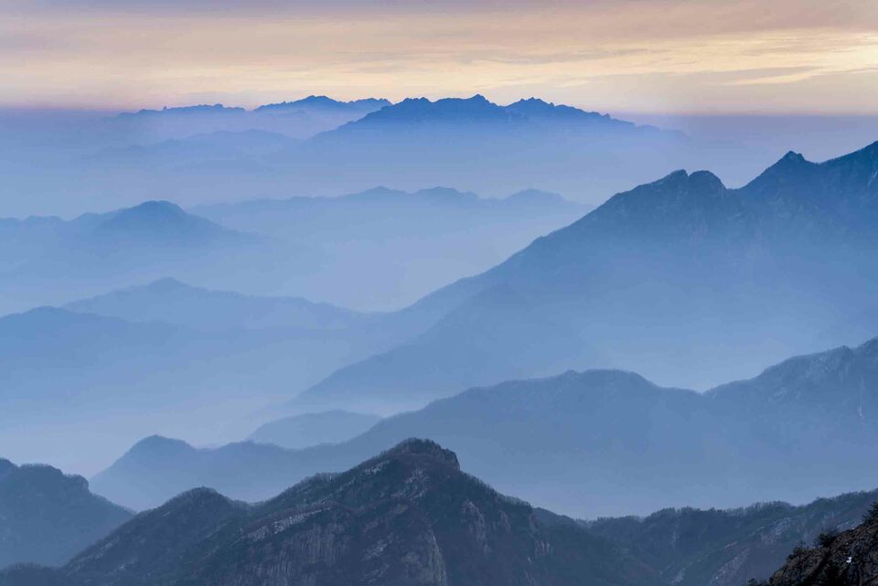 河南老君山：雪光映金頂 千山萬壑層雲生