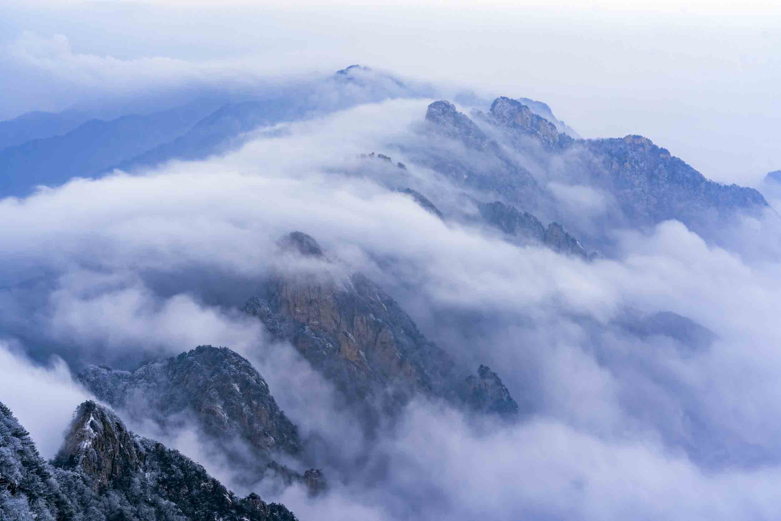 河南老君山：雪光映金頂 千山萬壑層雲生