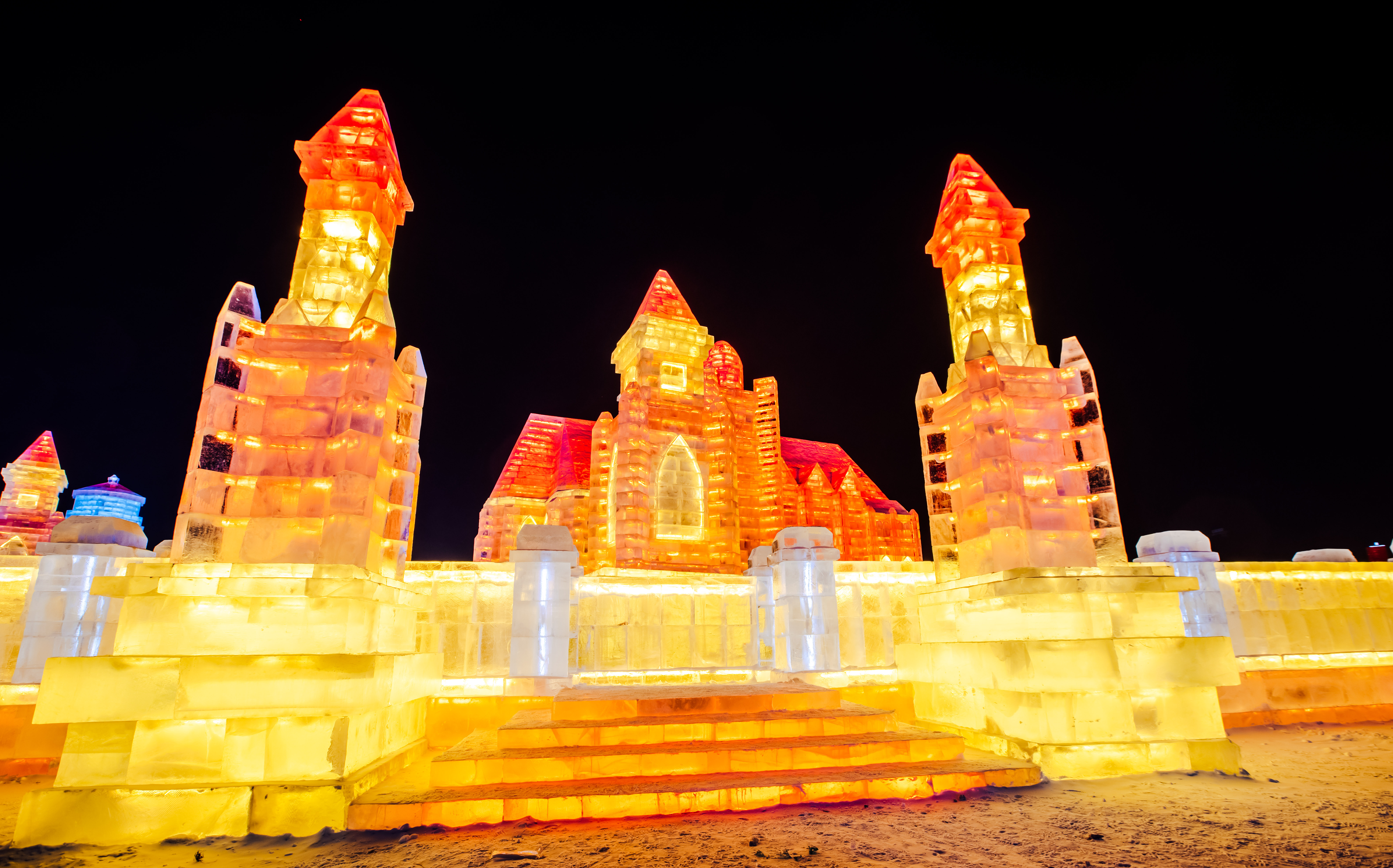 流光溢彩的“冰雪王国”邀您来赏 第二十三届哈尔滨冰雪大世界开园迎客_fororder_1Y0A1007