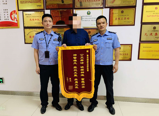 （有修改）【B】重慶渝北警方抓獲“專砸豪車”盜賊 受害人送錦旗致謝