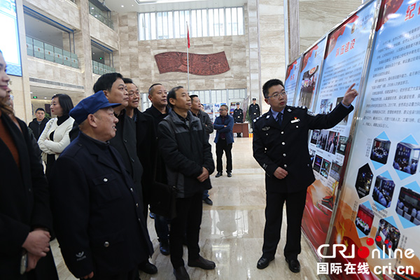 图片默认标题_fororder_广安市公安局书记程钢介绍广安市公安工作情况