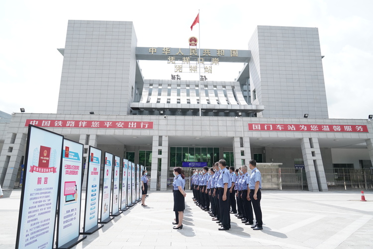 【B】成立宣传小分队 中国铁路南宁局集团有限公司积极主动宣传《民法典》