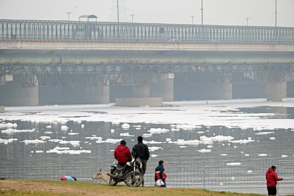 印度空气质量持续低下 民众在被污染的河水中寻找可回收废物