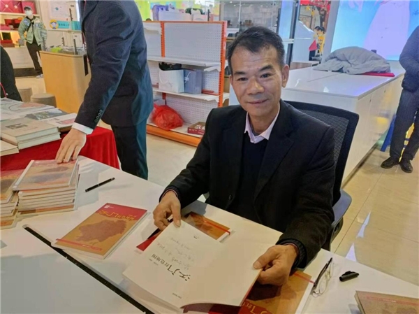 江门作家书展“书香”浓 侨乡故事飞入寻常百姓家